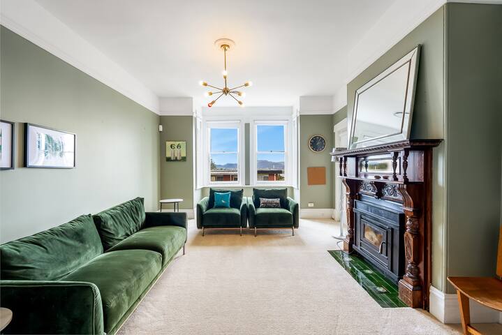 Luxury Character Home in Hobart gallery image 2