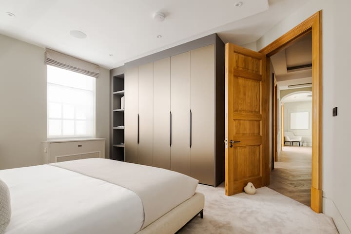 Spectacular single level 4BR 3BA Mayfair flat gallery image 5
