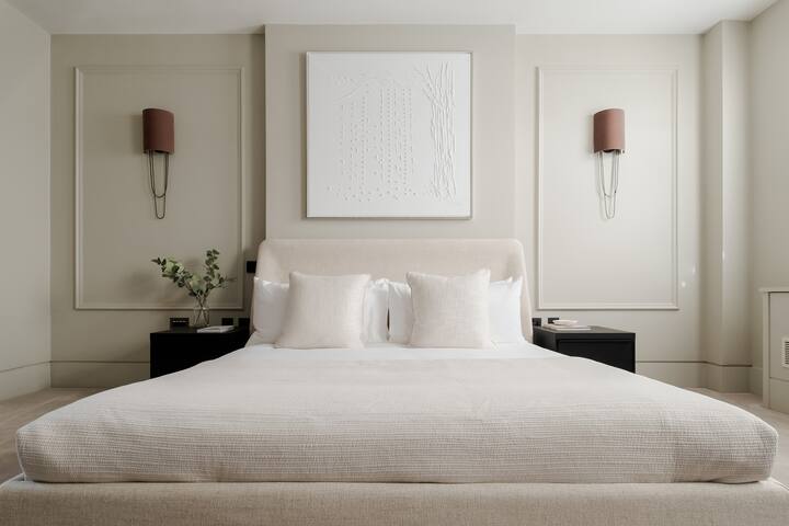 Spectacular single level 4BR 3BA Mayfair flat gallery image 4