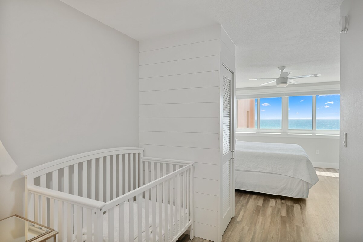 Ჩვილის საწოლი სრული ზომით უზრუნველყოფილია ყოველი სტუმრობისთვის 