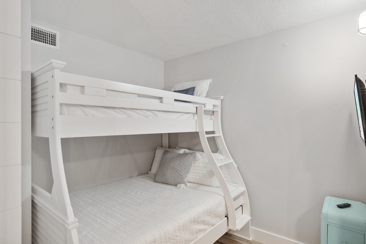 Ერთადგილიანი ორადგილიანი ორსართულიანი ტელევიზორი მის გვერდით