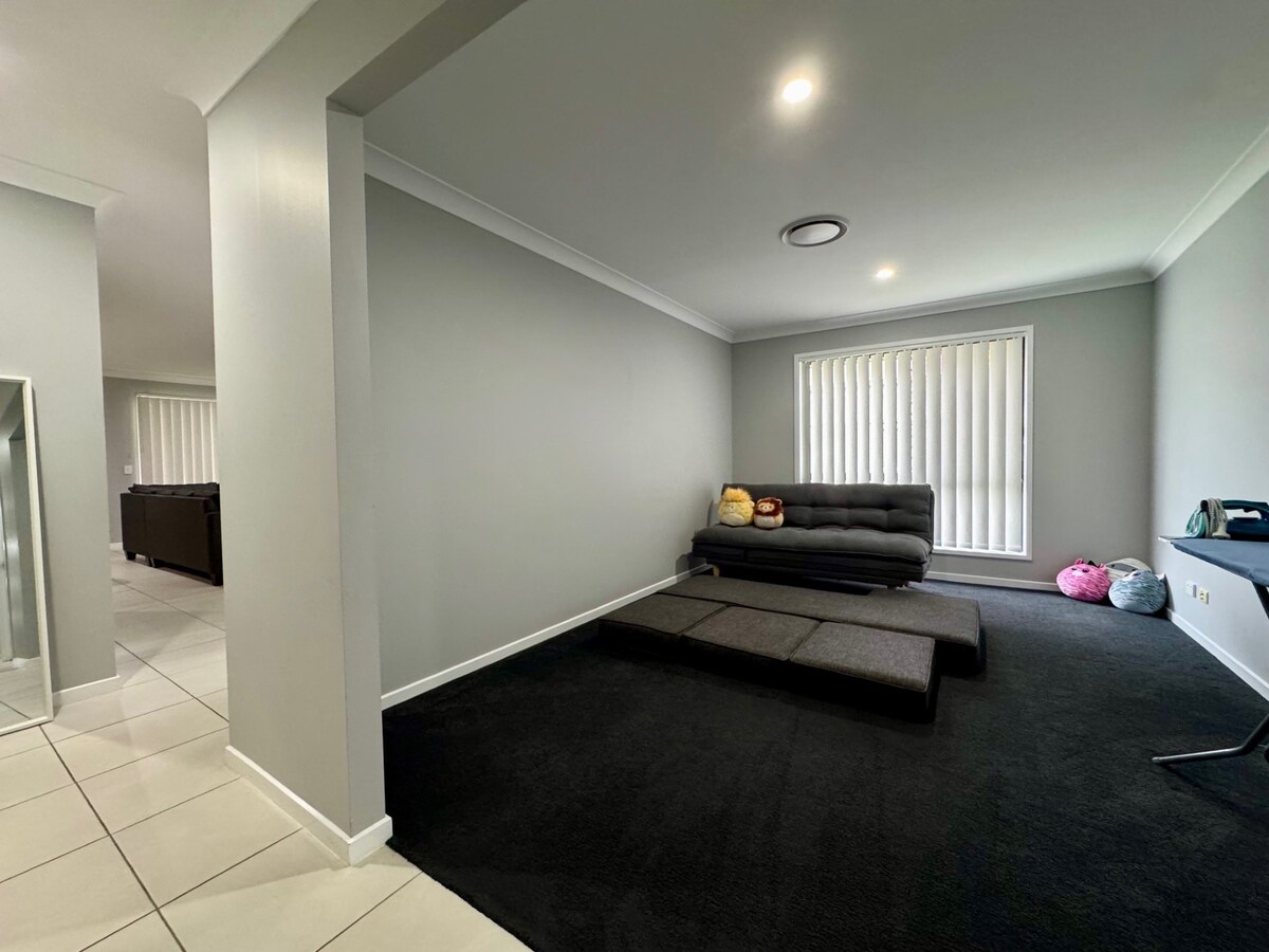 מיטת ספה יכולה להיות שטוחה כך שתתאים לילד אחד גדול יותר או לשני ילדים צעירים יותר. אפשר גם להסיר את כריות הספה ולהניח אותן בחדר המשחקים של הילדים כדי להציע מיטה נוספת לשניים.