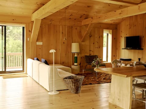 Popular Airbnb listing: Hilltop Mesa- carriage house on acreage in Meaford