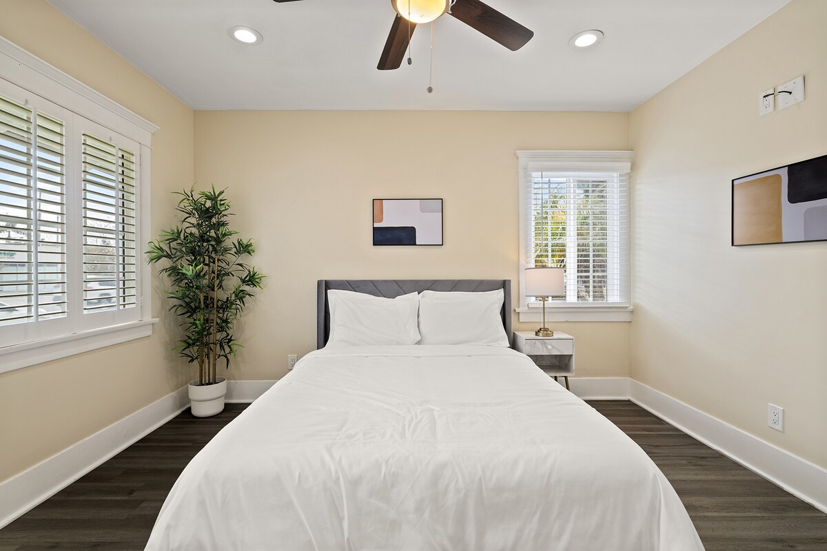 להירגע בחדר השינה הנעים והמואר הזה עם מיטת קווין סייז מפוארת, מאוורר תקרה מודרני וגוונים ניטרליים מרגיעים, מושלם לשנת לילה שלווה אחרי יום של סיור.