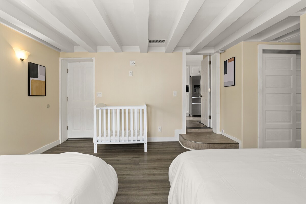 נוסעים עם הקטנים? עריסה בגודל מלא כלולה לנוחיותכם, מה שהופך את הנכס המסוגנן והנוח הזה למושלם לאורחים בכל הגילאים.