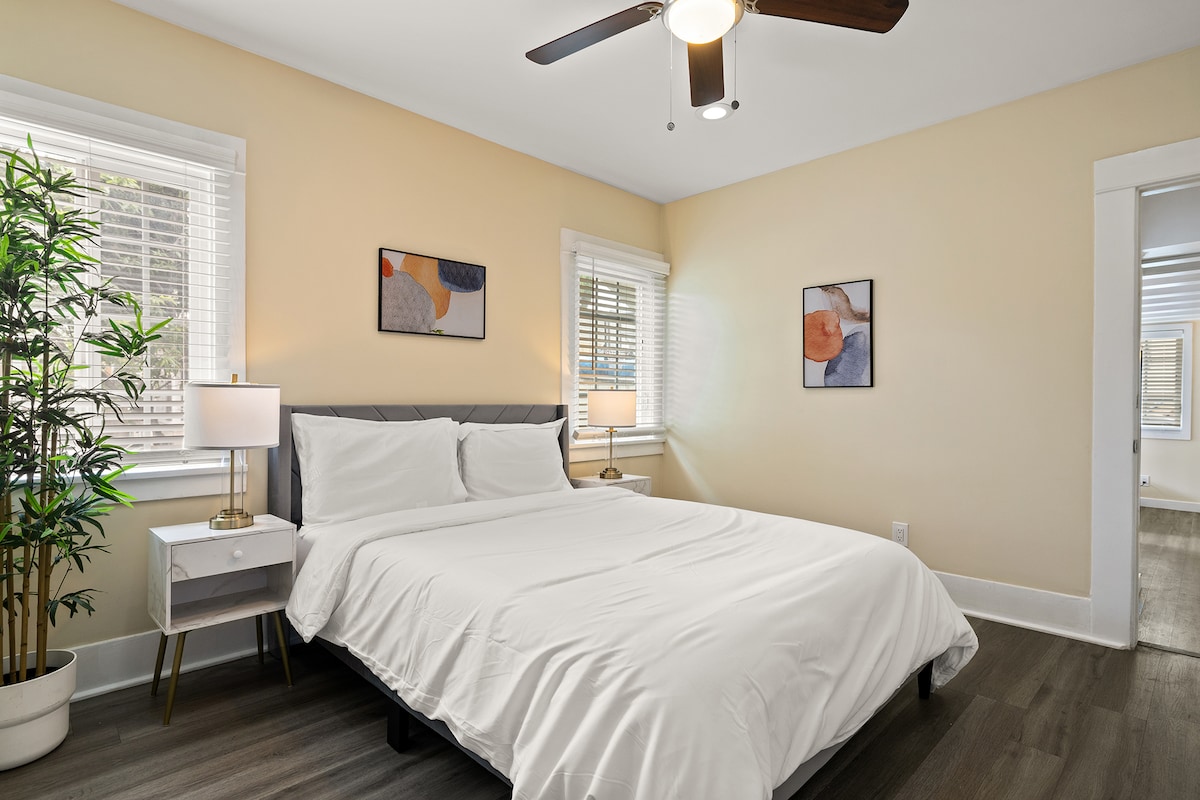 להירגע בחדר השינה האופנתי הזה עם מיטת קווין סייז מפוארת, תריסי האפלה, עיצוב מודרני ותאורה רכה, מושלם ללילות נינוחים ובקרים שלווים.