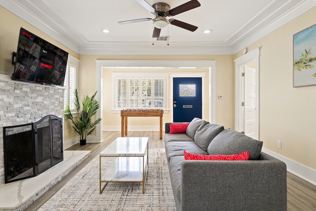 להירגע בסלון מואר ומעוצב עם עיצוב מודרני מלוטש, מקומות ישיבה מפוארים ומבטאים תוססים. מושלם ללילות מרגיעים עם טלוויזיות מוכנות לסטרימינג ונגיעות אלגנטיות לאורך כל הדרך.