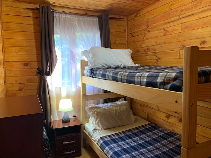 Chumba 1 cha kulala kilicho na kitanda cha ghorofa, chenye dawati na kiti kilichoundwa kwa ajili ya kuwasha tena na kazi ya kitaalamu. (Intaneti ya kasi, Wi-Fi, bora kwa ajili ya kufanya kazi nyumbani).