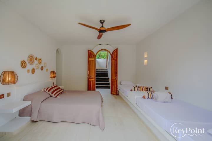 Otvoreni salon za druženje, idealan za odmor ili druženje u svježem i prirodnom okruženju.