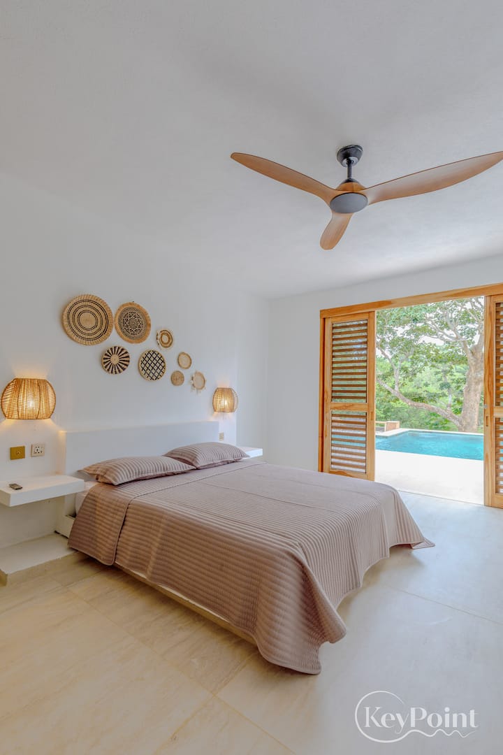 Bračni krevet (160x200) s prirodnim vlaknima, pristup terasi i stropnom ventilatoru. Potpuno opuštanje.