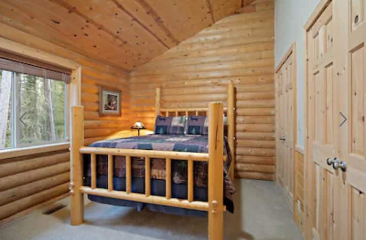 Chumba kikuu cha kulala chenye mada ya dubu kina kitanda cha magogo chenye starehe, kioo na droo. Ina kabati kubwa la ziada lenye viango vingi vya nguo, Pack-N-Play, meza kubwa ya kukunja ya futi 8 na mablanketi ya ziada yaliyohifadhiwa kwenye kontena kwa ajili ya starehe ya ziada wakati wa ukaaji wako.