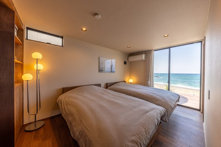 MUUUUのベッドルームは、朝起きたときから海が見えます。
1階からは同じ目線で、海を見ることができます。
セミダブルベッドを2脚ご用意。
波の音を聴きながらゆっくりとお休みください。
