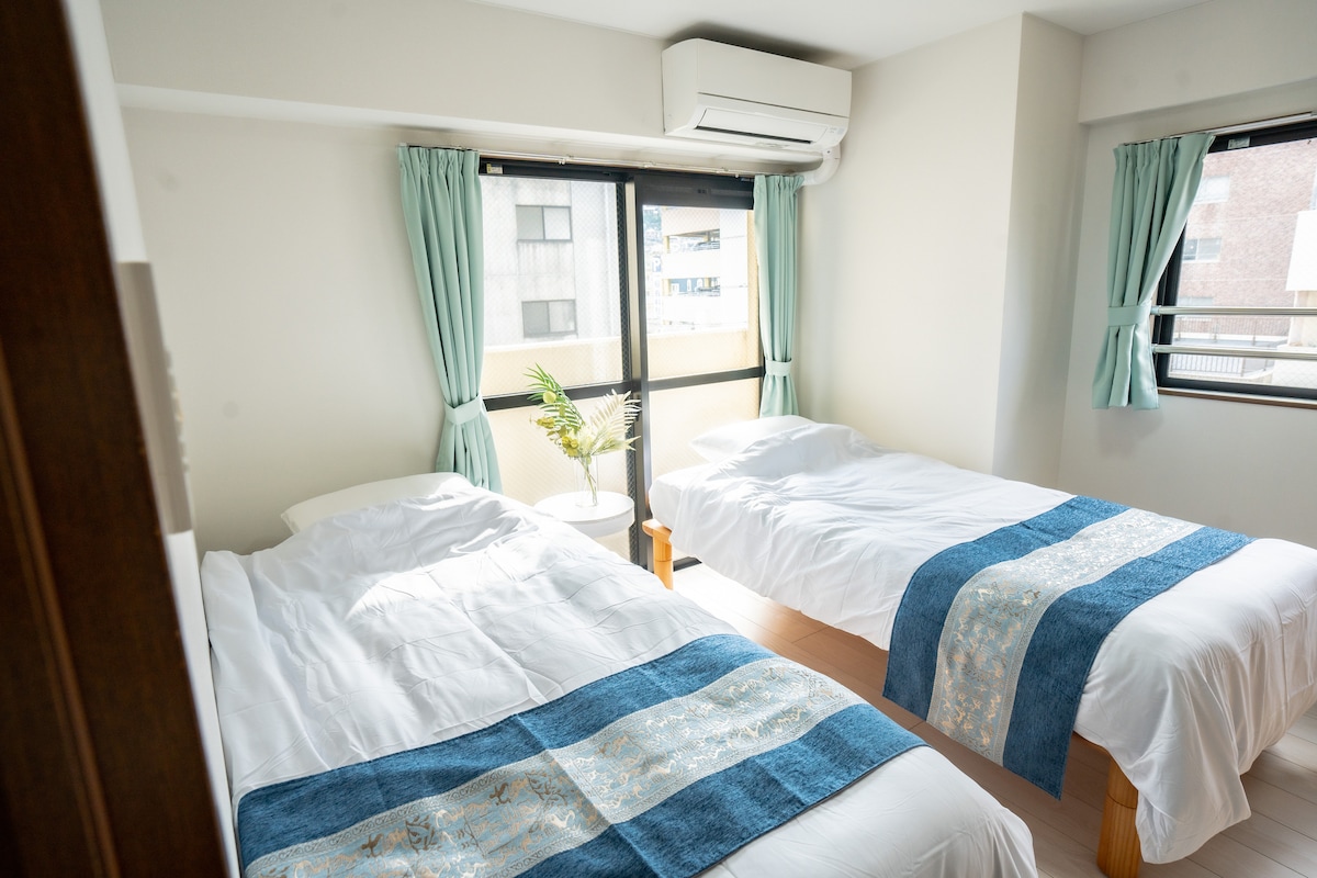 Spálňa 1 orientovaná na sever má dve samostatné lôžka a klimatizáciu.