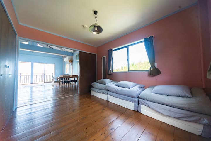 寝室の窓からは、山景色。緑豊かな木々、小鳥のさえずりに癒されます。