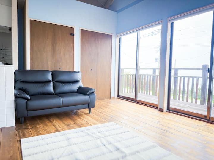 リビングからは美しい海が一望出来ます。
ソファやラグでゆっくりおくつろぎください。