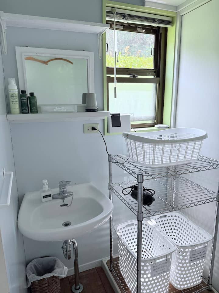 洗面所。洗顔フォーム・ハンドソープ・化粧水・クリーム・ドライヤーをご用意しております。