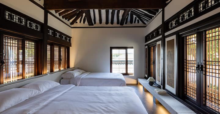 靠近入口的臥室景觀。
有兩張標準雙人牀可供使用。
