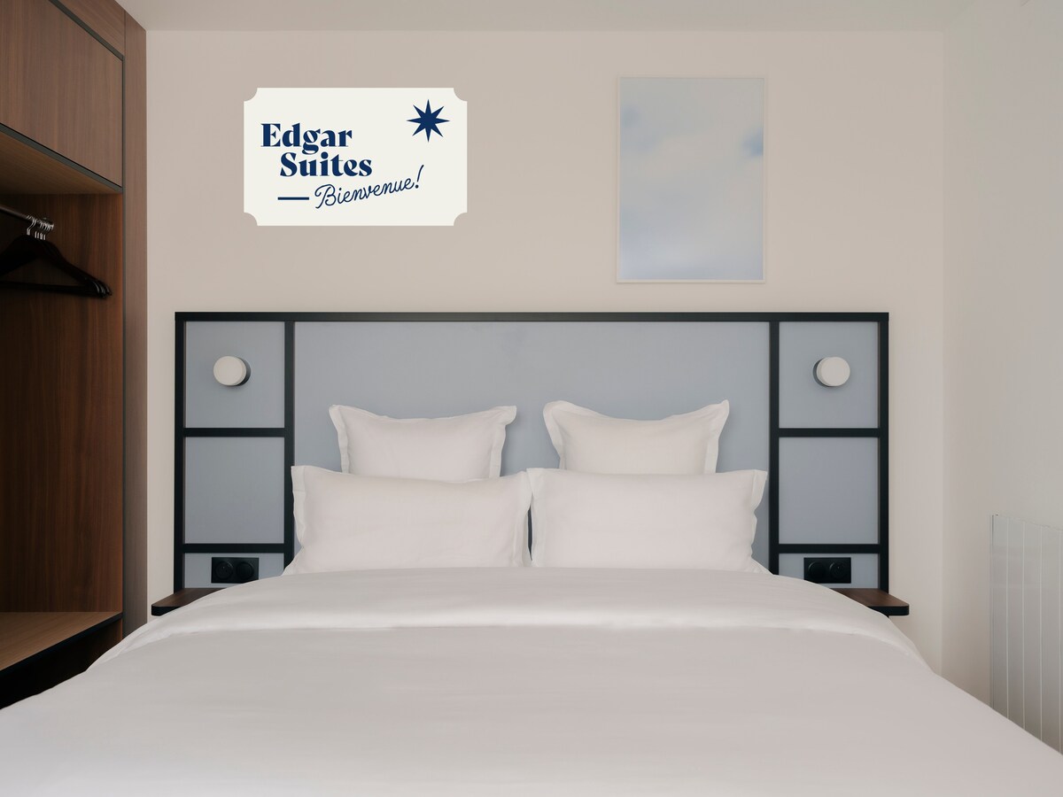 منطقة غرفة نوم بسرير مريح للغاية متوسط الحجم (160 سم × 200 سم) ومساحة تخزين كبيرة