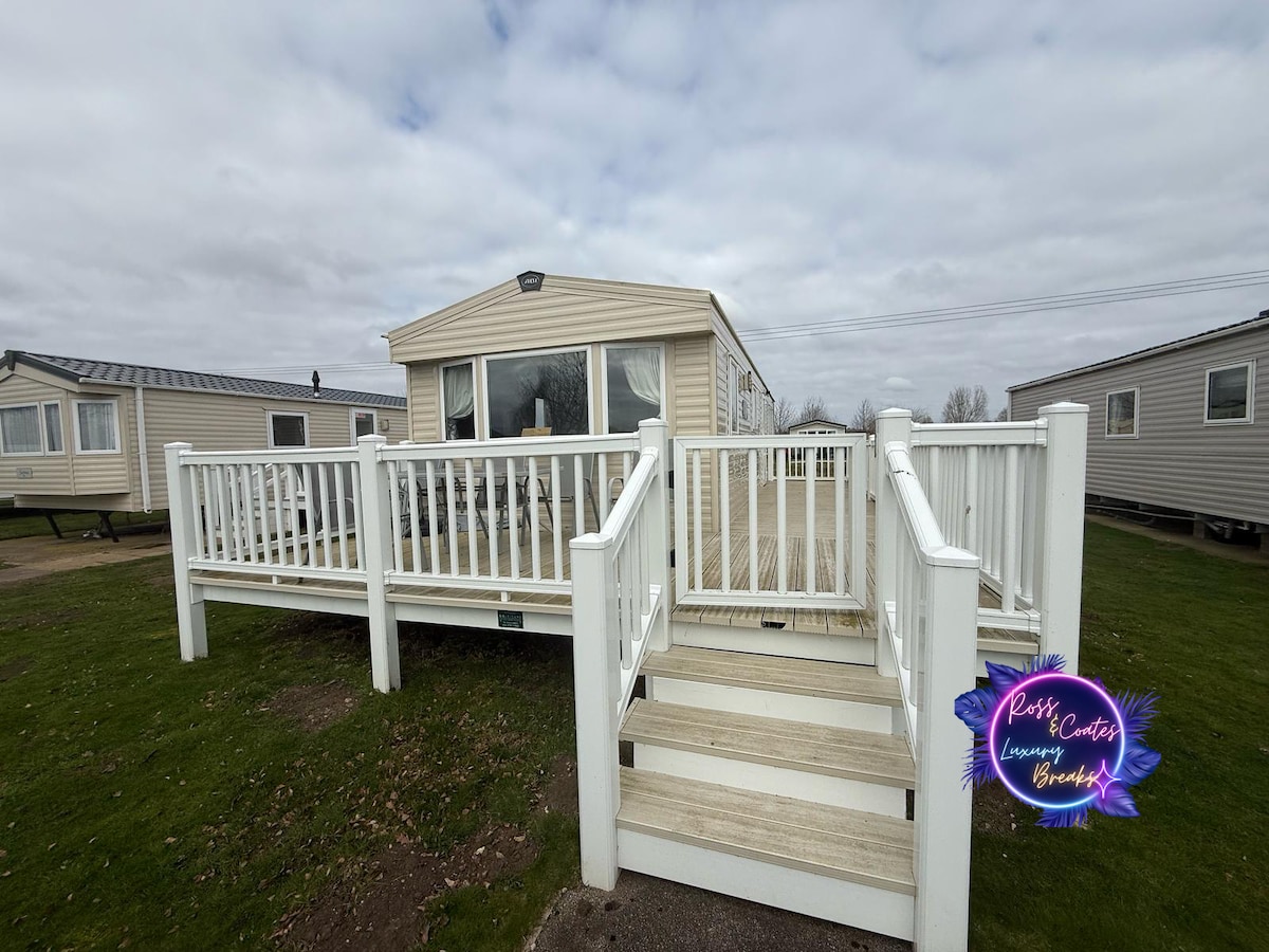 Hillside Acres - 4 Shearwater - Cabins for Rent in Tattershall, England ...