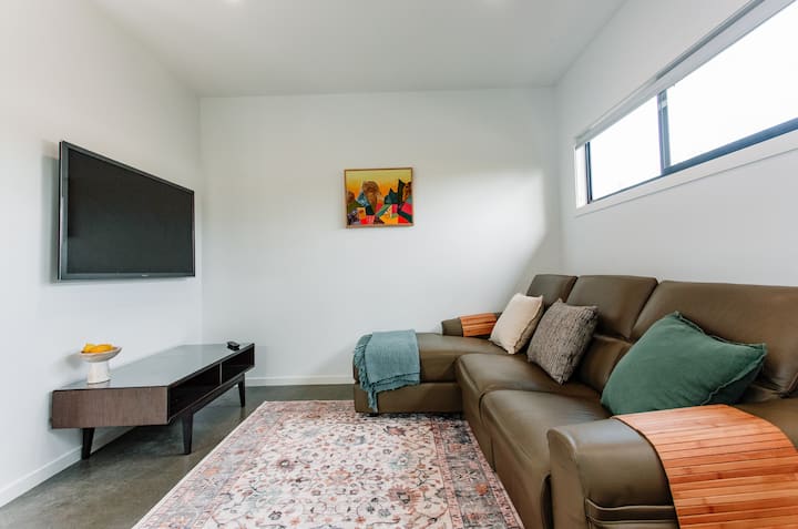 Bright & Modern Home For Families - Newcastle