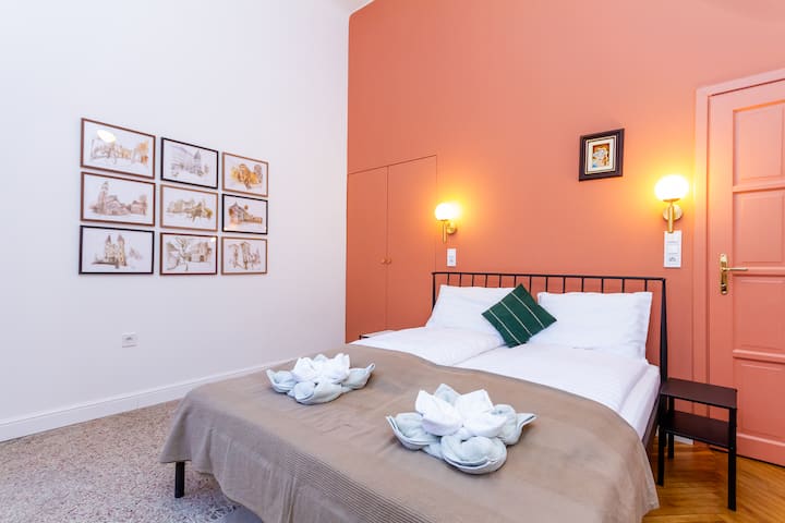 El segundo dormitorio también cuenta con una cómoda cama doble.