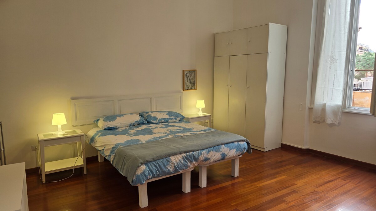 EL DORMITORIO ES MUY ESPACIOSO, TIENE UNA CAMA DOBLE QUE SE PUEDE TRANSFORMAR EN DOS CAMAS INDIVIDUALES SI ES NECESARIO. HAY UNA CAMA INDIVIDUAL QUE SE PUEDE USAR COMO UNA CAMA CÓMODA O PUEDE SER UN SOFÁ CÓMODO