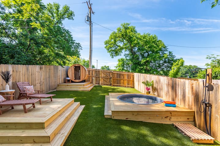 Spa Retreat: Cowboy Pool, Sauna, 5 Min to Broadway