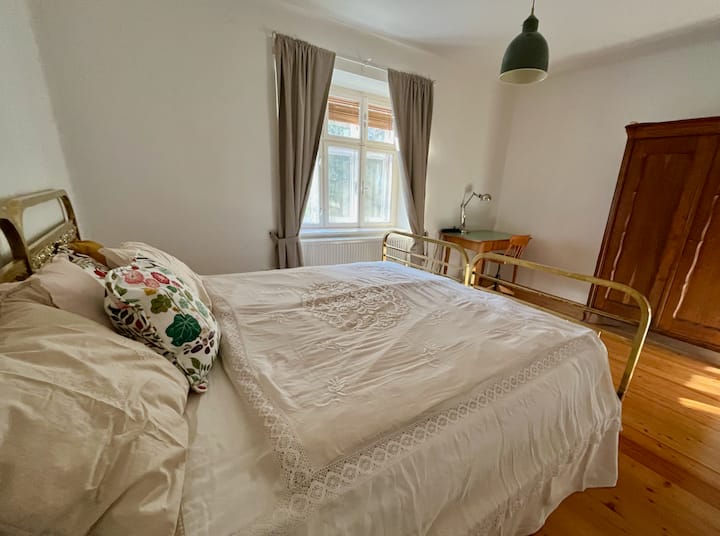 La chambre dispose d'un lit double, d'une armoire et d'un petit bureau. Les fenêtres peuvent être obscurcies avec des stores et des rideaux occultants.