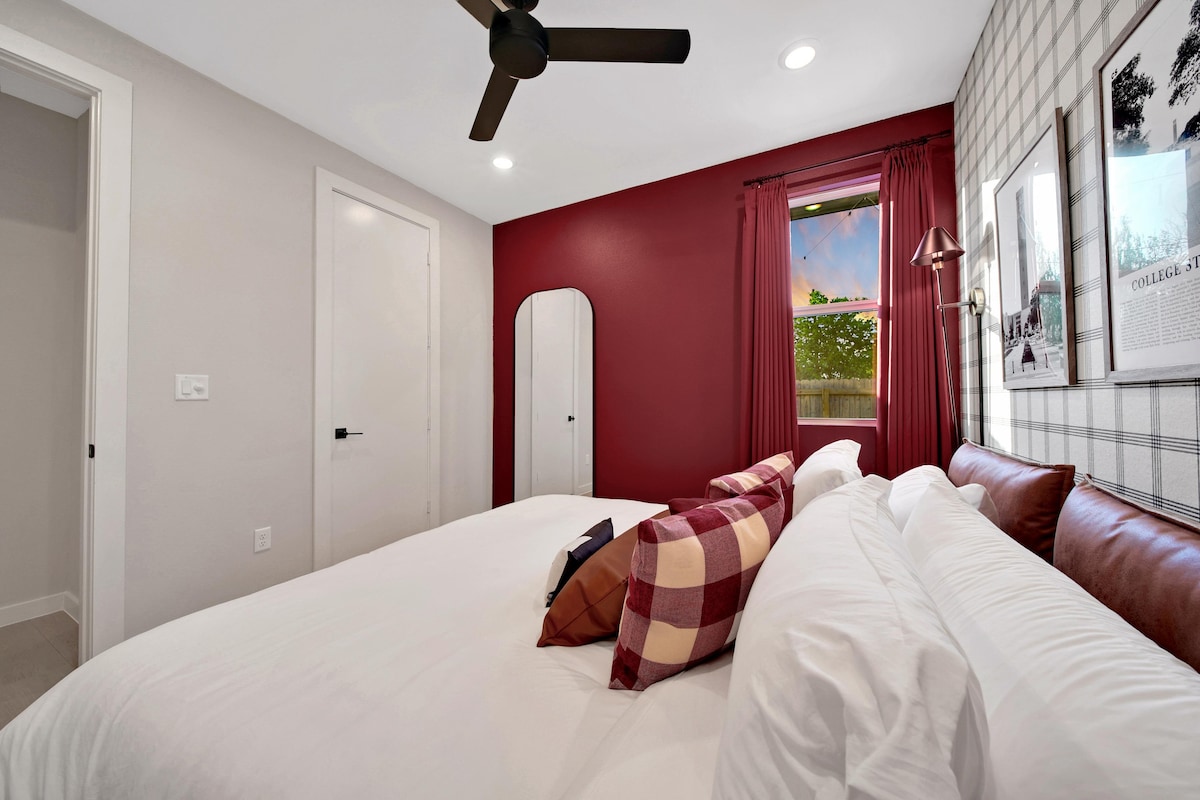 Kitanda aina ya King, Feni ya Dari, Viango vya nguo katika Kabati, Rafu za Mizigo, Maduka ya USB