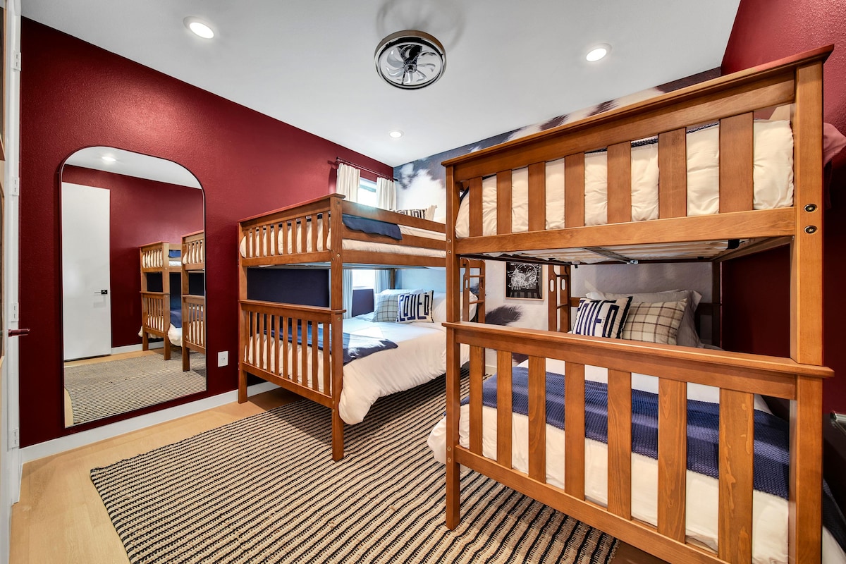 Imejaa juu ya Kitanda cha Ghorofa Kamili, Pacha juu ya Kitanda cha Ghorofa Pacha, Feni ya Dari, Viango katika Kabati, Rafu za Mizigo, Maduka ya USB