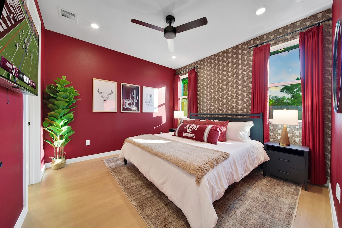 King Bed, Ceiling Fan, 55 Inch TV, Master Closet with Hangers and Baggage Racks, USB Outlets