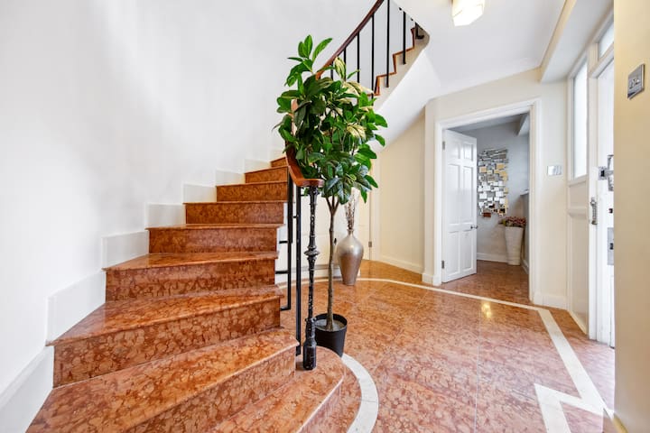 Ultra Luxury 4Bed 3Bath Knightsbridge Home Harrods gallery image 3