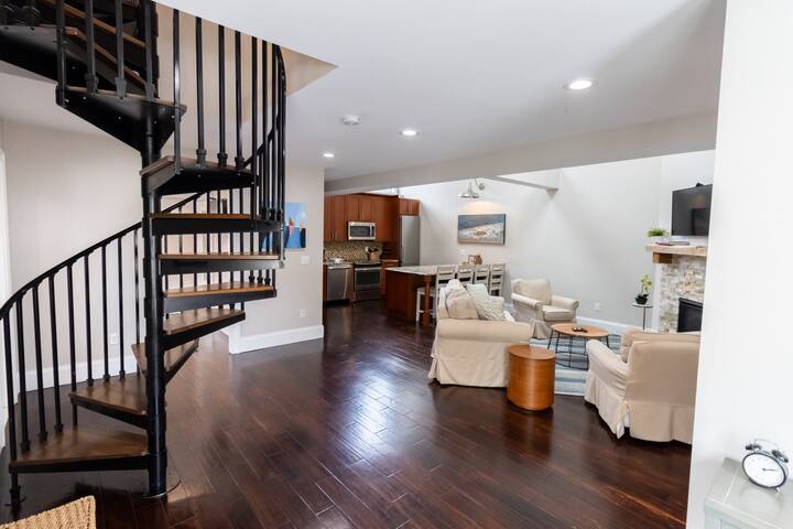 2 Bedrooms w/Loft, Deck & Fireplace on Thames St gallery image 5