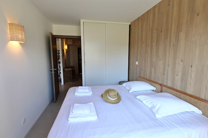 Chambre 1 climatisée avec armoire de rangement