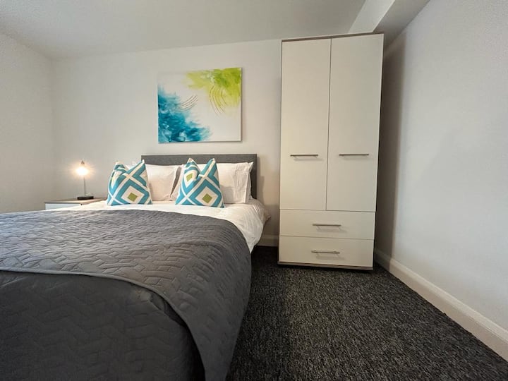 Modern 2-br Apt 32 W/ Parking & Ac, Town Centre - Kirkcaldy