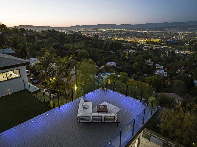 Modern 3BR w/ Rooftop & Hot Tub gallery image 5