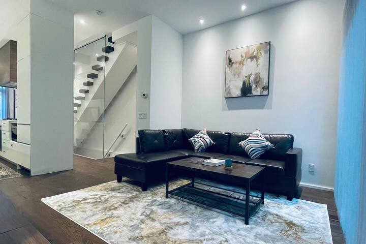 Chic 3BR w/ Parking, King Bed, Full Kitchen, Wifi gallery image 3