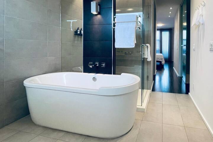 Chic 3BR w/ Parking, King Bed, Full Kitchen, Wifi gallery image 5