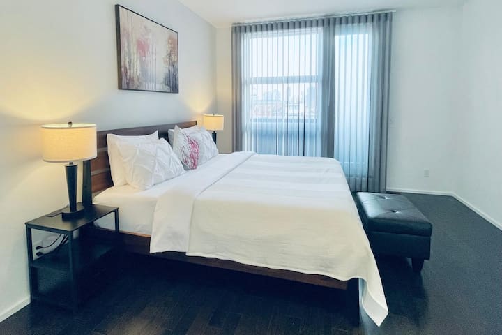 Chic 3BR w/ Parking, King Bed, Full Kitchen, Wifi gallery image 4