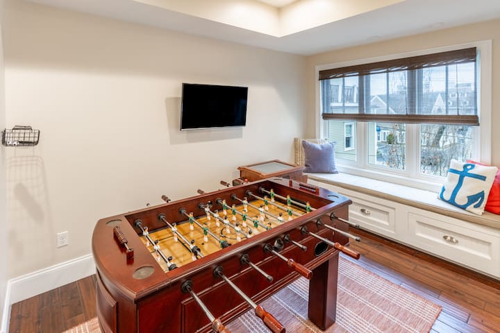 Private Home w/Game Room, Fireplace & Parking