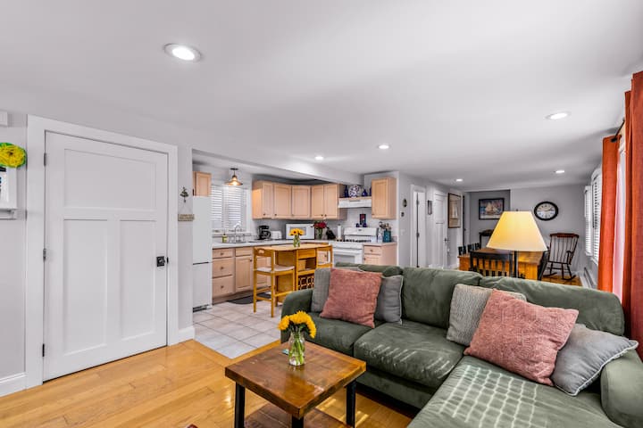 Private Patio + 2-car Parking - Central Ptown 2 Br - Provincetown, MA