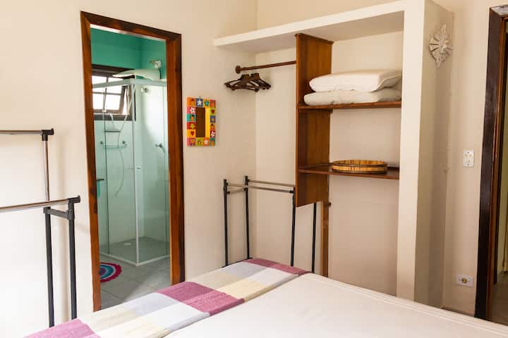 suite confortable avec ventilateur et placard.