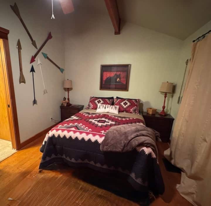 Mountain decor with a nod to our local bear population, we are sure you will enjoy the amenities at Grinning Bear Lodge.