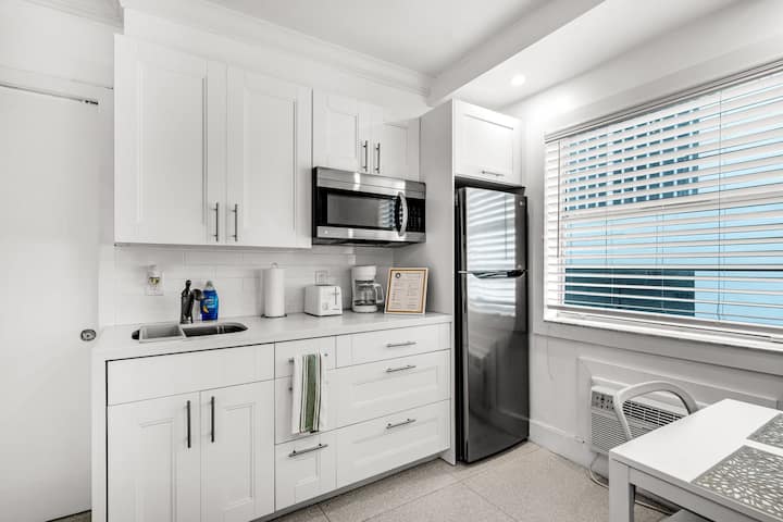 South Of Fifth Oceanfront Condo With Beach Perks! - Miami Beach, FL