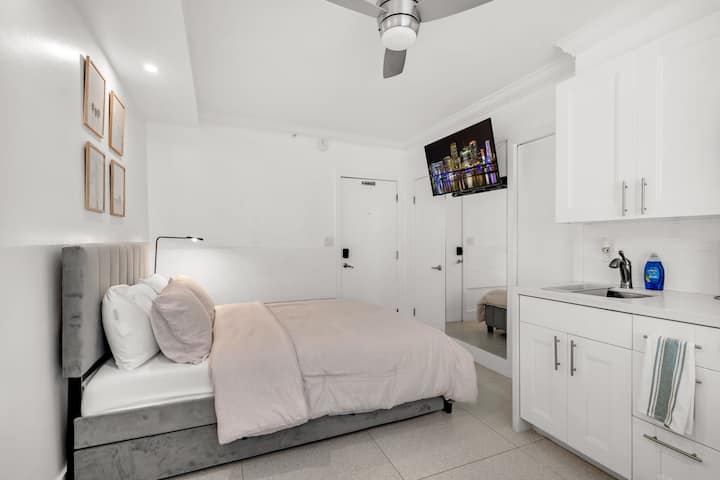 Opustite se sa stilom! Ovaj moderni studio ima udoban bračni krevet, TV ravnog ekrana i stropni ventilator za savršen san. Čist, svijetao i prozračan prostor osmišljen za vašu vrhunsku udobnost.