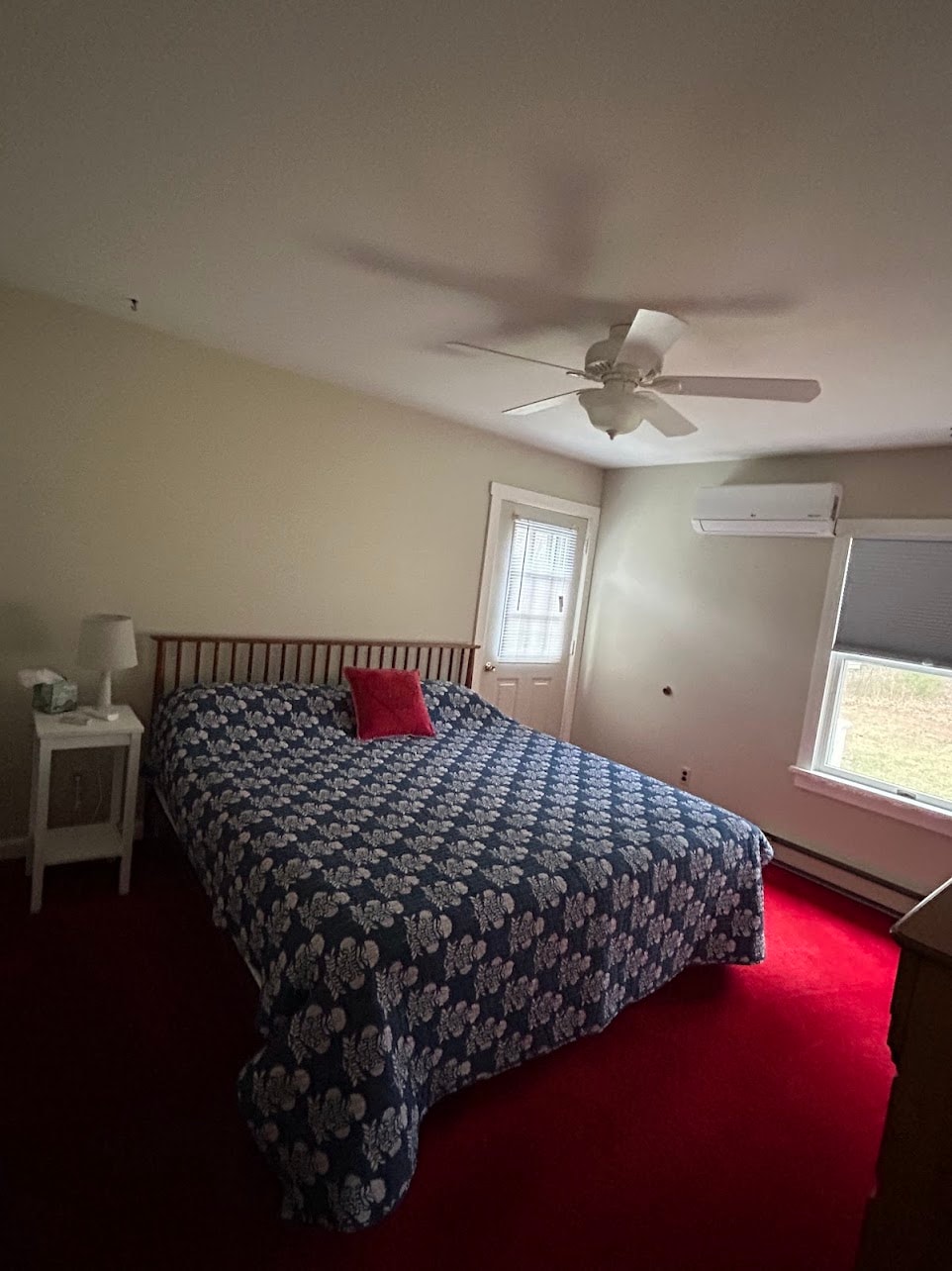 سرير كينج، خزانتان، خزانة ملابس، حامل ليلي، مصباح، إضاءة علوية ومروحة سقف، شرفة خاصة بإطلالة على البحيرة. الشرفة جذابة مع كرسيين قابلين للطي وطاولة صغيرة مناسبة تمامًا لتناول القهوة في الصباح أو النبيذ في المساء.