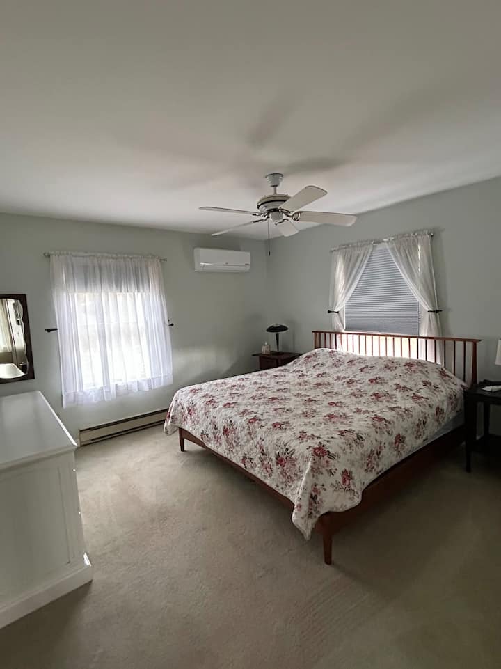 Chambre 2
Lit King Size, commode, placard, matelas gonflable dans le placard, tables d'appoint avec lampes