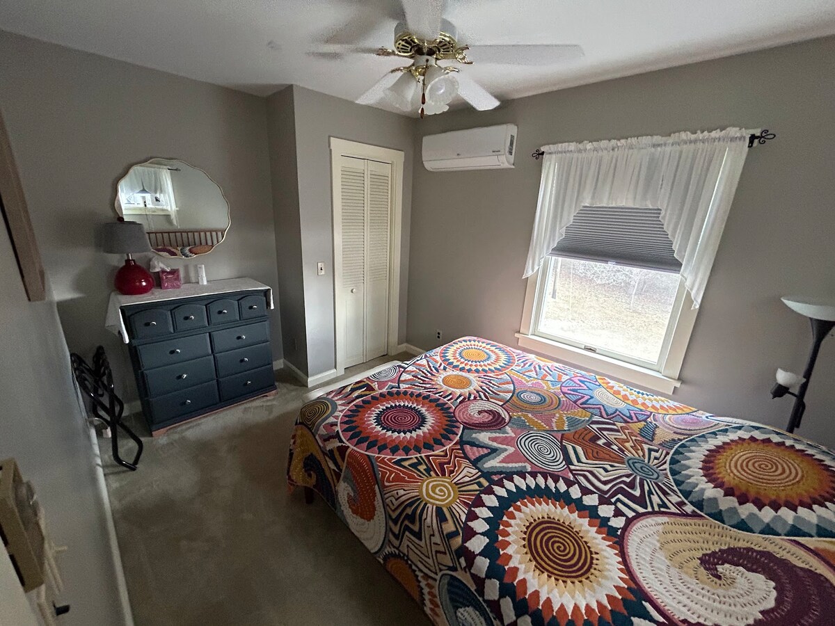 غرفة نوم 3 
سرير بحجم كوين وخزانة ملابس وخزانة ملابس وتدفئة وتكييف هواء مع تحكم فردي
