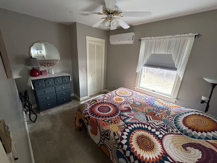 Chambre 3 
Lit queen size, placard, commode, chauffage et climatisation avec commande individuelle
