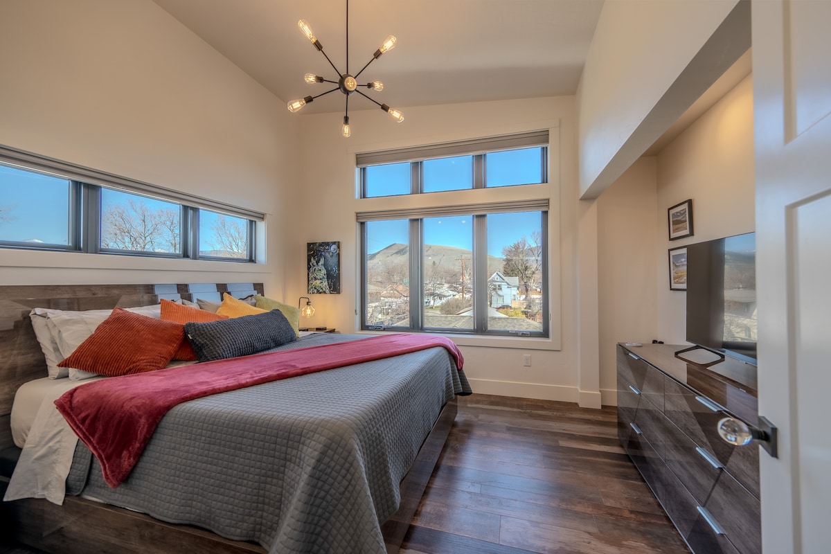 נופים מדהימים של סנובול, הר ג'מבו, הר סנטינל ועוד! צפו בסרט בטלוויזיית 4k בגודל 55אינץ'של סמסונג בזמן שאתם נרגעים על מזרן Tempur - Pedic בגודל קינג סייז על מסגרת רטט מתכווננת לחלוטין. כמו כן, צפו באלק ג'מבו שנשמע בג'מבו בחורף!